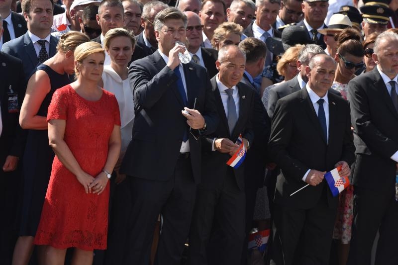 Uz zvukove hime “Lijepa naša” podignuta je zastava Republike Hrvatske na Kninskoj tvrđavi Uz zvukove hime “Lijepa naša” podignuta je zastava Republike Hrvatske na Kninskoj tvrđavi