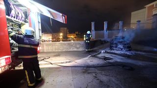 U Zadru plamen progutao BMW