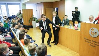 Luki Modriću u dječjoj bolnici u Klaićevoj uručena nagrada nogometaša godine, Photo: Petar Glebov/PIXSELL Luki Modriću u dječjoj bolnici u Klaićevoj uručena nagrada nogometaša godine, Photo: Petar Glebov/PIXSELL