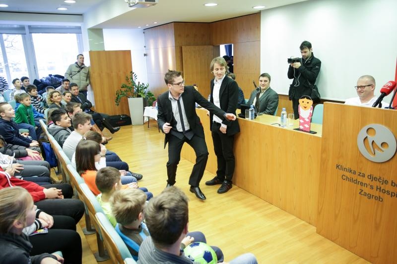Luki Modriću u dječjoj bolnici u Klaićevoj uručena nagrada nogometaša godine, Photo: Petar Glebov/PIXSELL Luki Modriću u dječjoj bolnici u Klaićevoj uručena nagrada nogometaša godine, Photo: Petar Glebov/PIXSELL