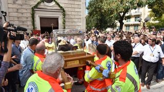 Stotine vjernika ispred crkve Gospe od zdravlja dočekalo relikviju sv. Leopolda Mandića Stotine vjernika ispred crkve Gospe od zdravlja dočekalo relikviju sv. Leopolda Mandića