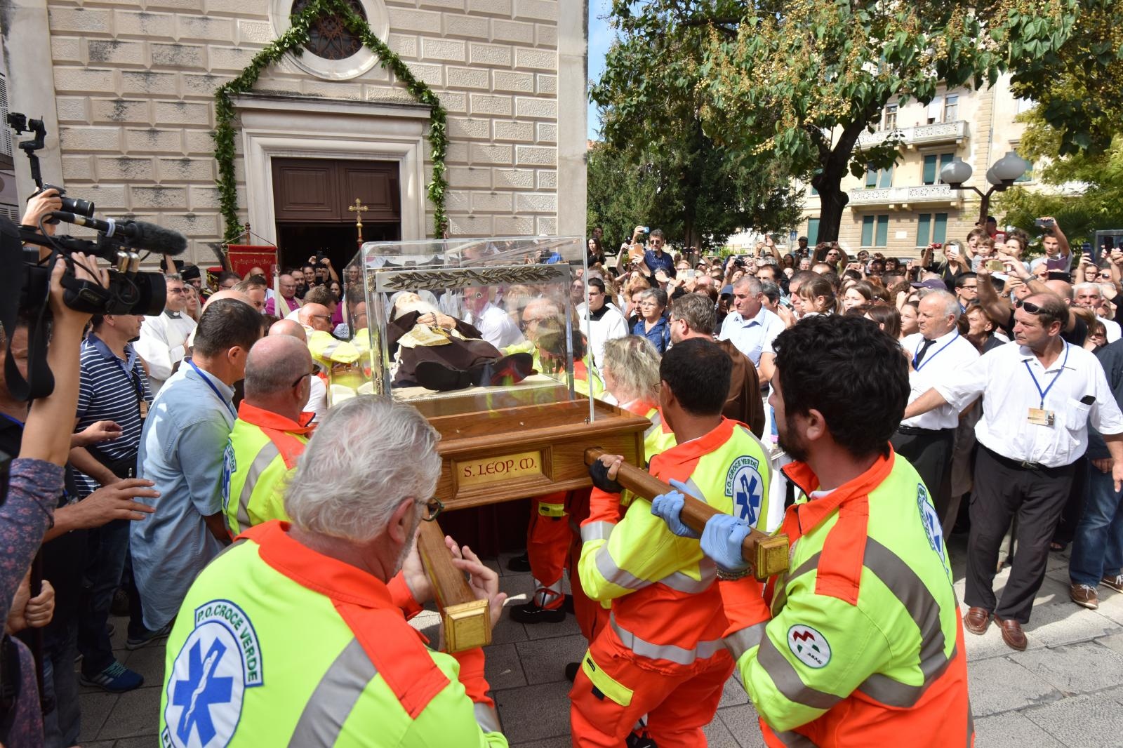 Stotine vjernika ispred crkve Gospe od zdravlja dočekalo relikviju sv. Leopolda Mandića Stotine vjernika ispred crkve Gospe od zdravlja dočekalo relikviju sv. Leopolda Mandića