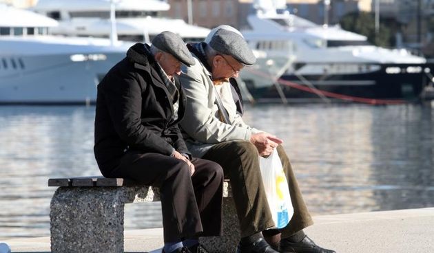 Rijeka – Umirovljenici uzivaju u jesenskom suncu na klupici. Photo: Goran Kovacic/PIXSELL Autor  Goran Kovacic/PIXSELL Ključne riječi  klupa, penzioneri, umirovljenici, vrecica, suncanje, sunbathing, muskarci, starci, starije osobe