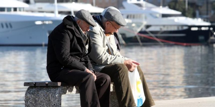 Rijeka – Umirovljenici uzivaju u jesenskom suncu na klupici. Photo: Goran Kovacic/PIXSELL Autor  Goran Kovacic/PIXSELL Ključne riječi  klupa, penzioneri, umirovljenici, vrecica, suncanje, sunbathing, muskarci, starci, starije osobe