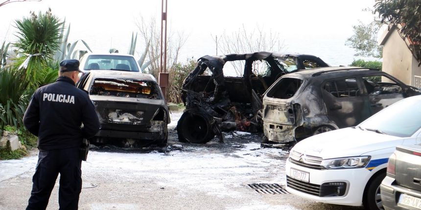 Oko pet sati ujutro u naselju Krizine izgorjela su tri automobila Oko pet sati ujutro u naselju Krizine izgorjela su tri automobila