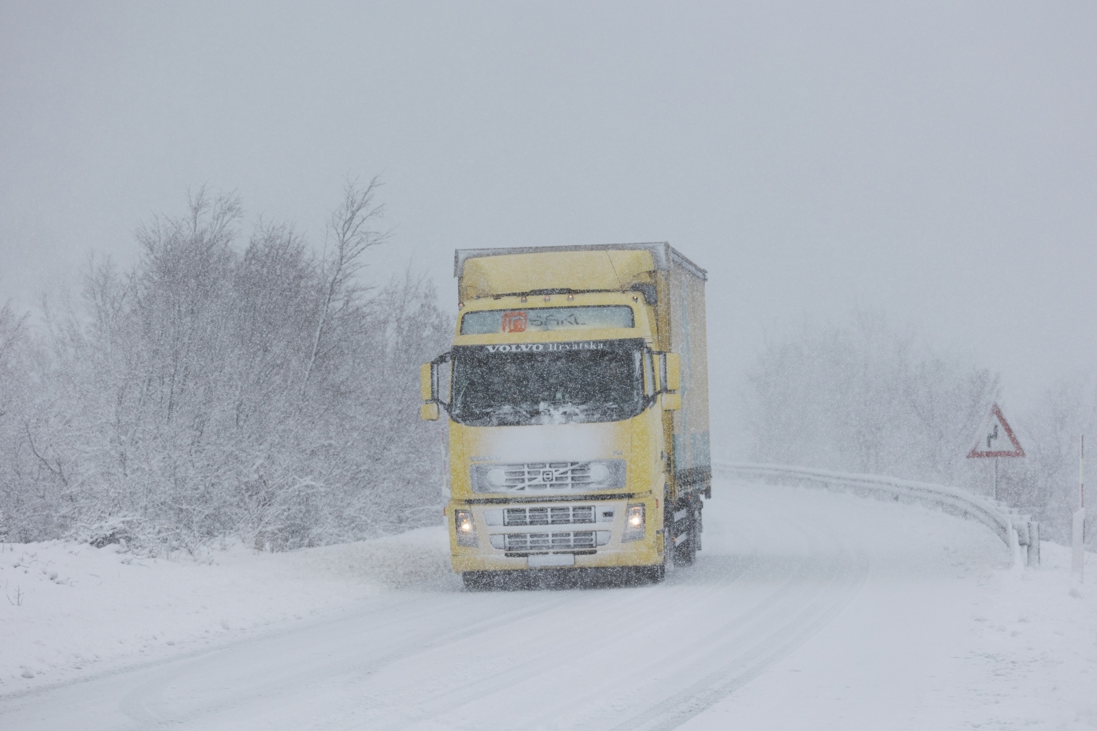 Đir snijegom prekrivenim Gračacom, 25. siječnja 2021. Đir snijegom prekrivenim Gračacom, 25. siječnja 2021.