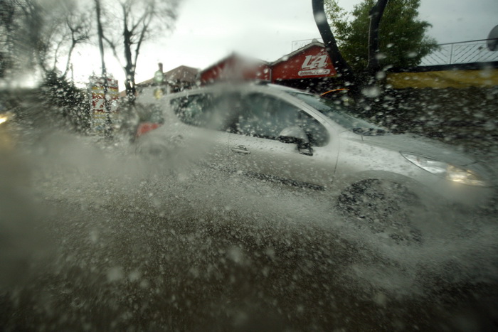 Zadar, 121211.
Jaka kisa koja je u jutarnjim satima pala na podrucje Zadra uzrokovala je manje poteskoce u prometu te je poplavljeno nekoliko podruma koja su u brzom vremenu uz pomoc tvrtke Odvodnja i zadarskih vatrogasaca ispumpana. Na slici poplavljena Zadar, 121211.
Jaka kisa koja je u jutarnjim satima pala na podrucje Zadra uzrokovala je manje poteskoce u prometu te je poplavljeno nekoliko podruma koja su u brzom vremenu uz pomoc tvrtke Odvodnja i zadarskih vatrogasaca ispumpana. Na slici poplavljena