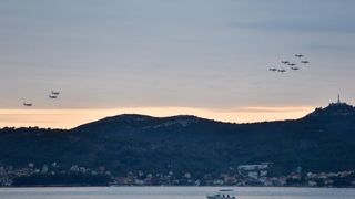 Zadar: Pozdravni prelet povodom 25. godišnjice osnutka i djelovanja eskadrile Zadar: Pozdravni prelet povodom 25. godišnjice osnutka i djelovanja eskadrile