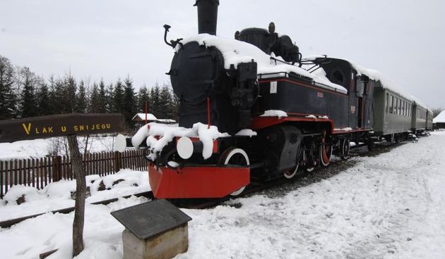 Mate Lovrak, vlak u snijegu, foto: Damir Spehar/PIXSELL