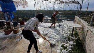 Plomin: olujno nevrijeme s tučom zahvatilo područje grada, građani koristili lopate za snijeg