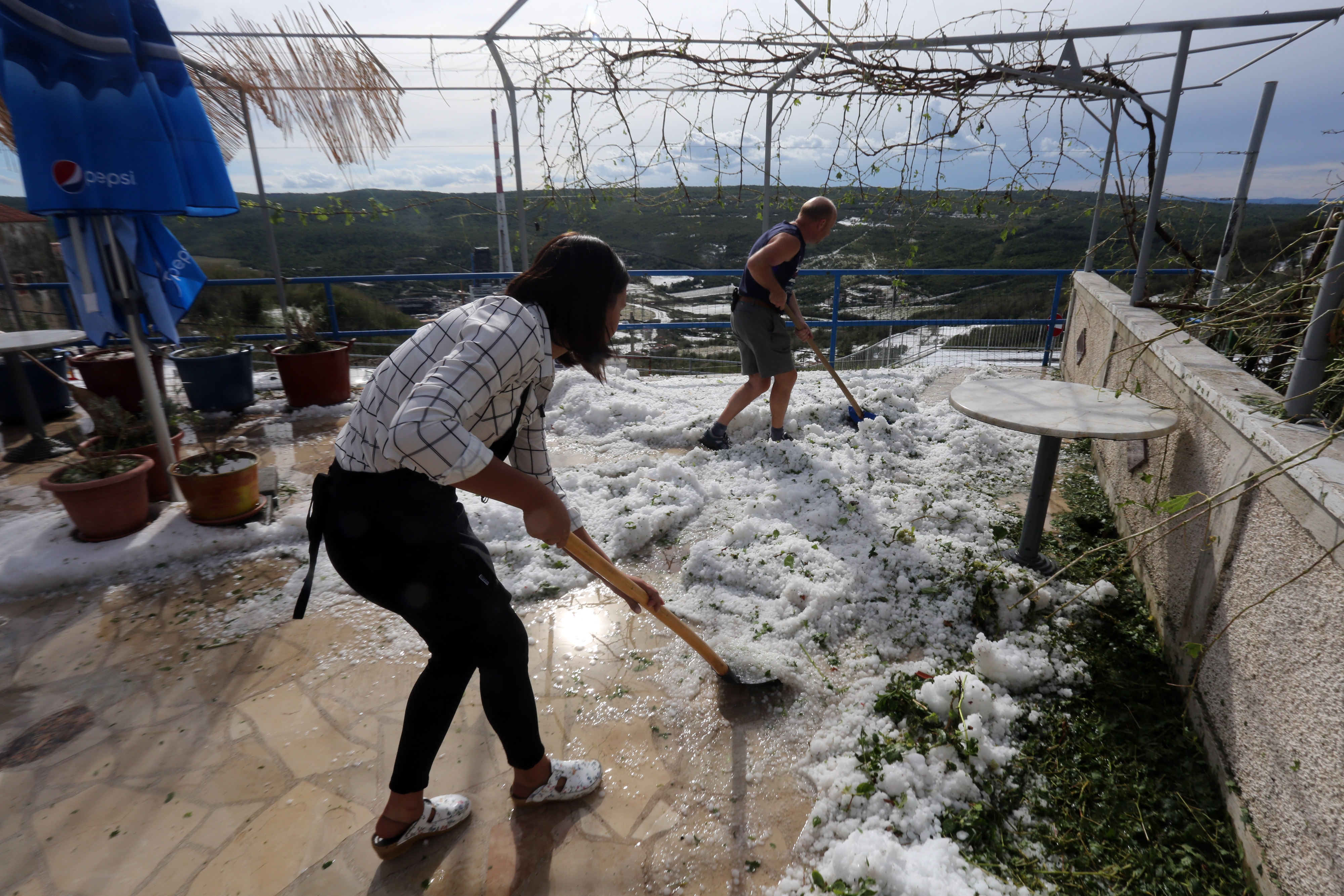 Plomin: olujno nevrijeme s tučom zahvatilo područje grada, građani koristili lopate za snijeg