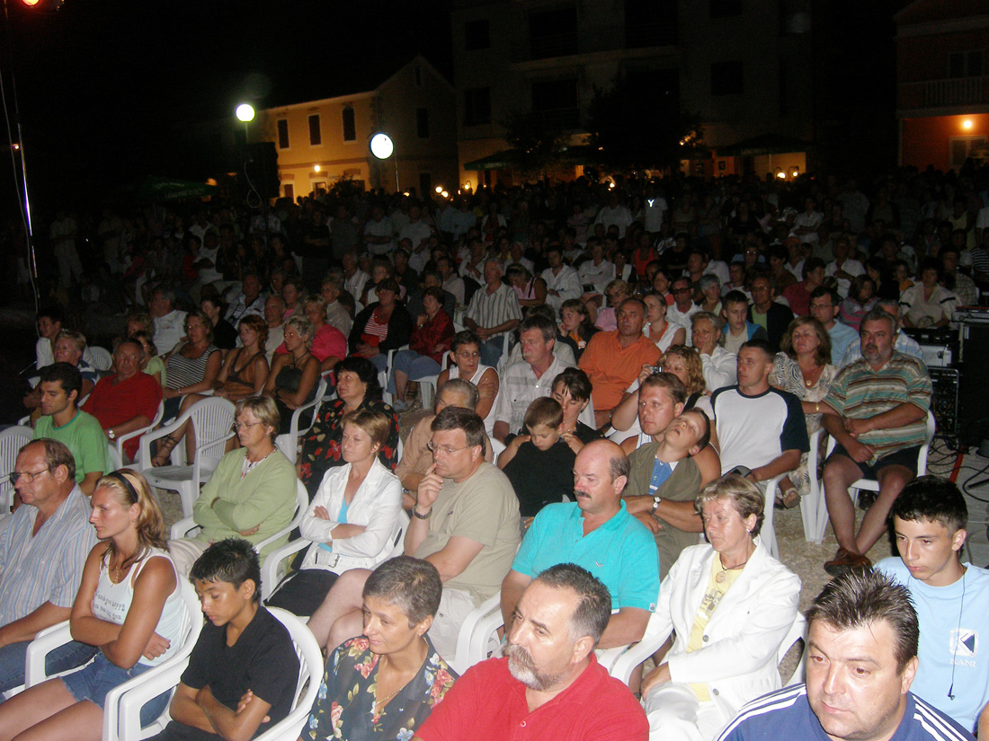 SUKOSAN, 13.08.2007. Trke tovarov, Noc svicarenja, klape Zapivajmo Kasijanu, vatromet
– publika je okupirala sukosan