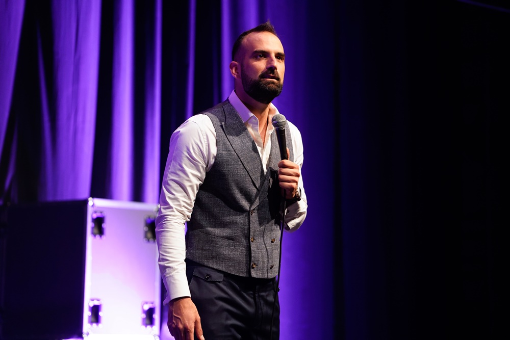 Stand up comedy večer: Ivan Šarić u Domu sportova Stand up comedy večer: Ivan Šarić u Domu sportova