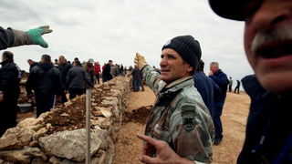 Skabrnja, 230313.
Na Razovljevoj glavici u Skabrnji, uz put koji ce prolaziti uokolo buducega Memorijalnog centra, jutros je izgradjen kriz u suhozidu. U gradnji kriza dimenzija 24 puta 15 metara, visine 80 centimetara te sirine jednog metra sudjelovalo j Skabrnja, 230313.
Na Razovljevoj glavici u Skabrnji, uz put koji ce prolaziti uokolo buducega Memorijalnog centra, jutros je izgradjen kriz u suhozidu. U gradnji kriza dimenzija 24 puta 15 metara, visine 80 centimetara te sirine jednog metra sudjelovalo j