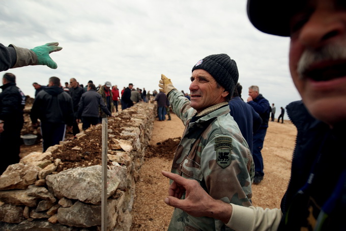 Skabrnja, 230313.
Na Razovljevoj glavici u Skabrnji, uz put koji ce prolaziti uokolo buducega Memorijalnog centra, jutros je izgradjen kriz u suhozidu. U gradnji kriza dimenzija 24 puta 15 metara, visine 80 centimetara te sirine jednog metra sudjelovalo j Skabrnja, 230313.
Na Razovljevoj glavici u Skabrnji, uz put koji ce prolaziti uokolo buducega Memorijalnog centra, jutros je izgradjen kriz u suhozidu. U gradnji kriza dimenzija 24 puta 15 metara, visine 80 centimetara te sirine jednog metra sudjelovalo j