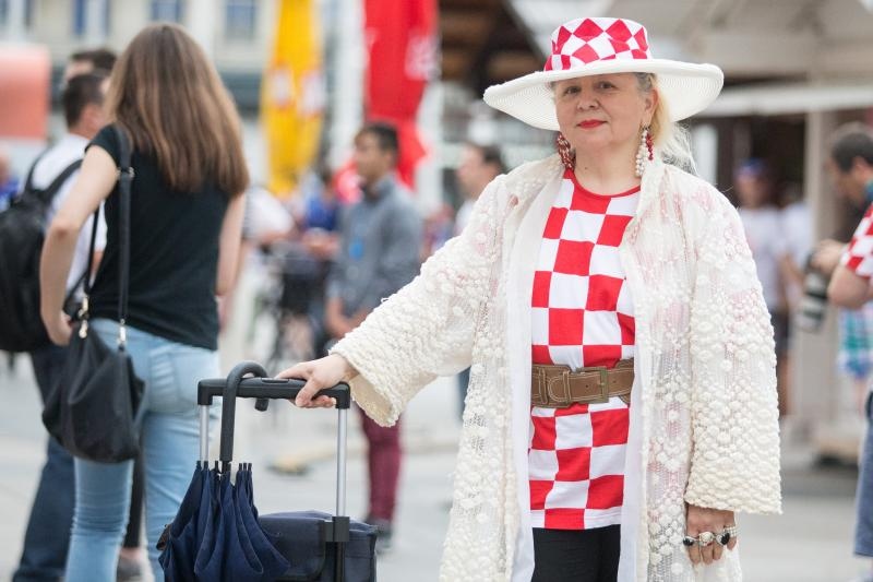 Hrvatski navijači okupirali Lens uoči utakmice s Portugalom, Photo: PIXSELL Hrvatski navijači okupirali Lens uoči utakmice s Portugalom, Photo: PIXSELL