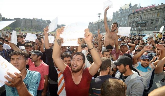 Izbjeglice i imigranti na željezničkom kolodvoru Keleti ulicama Budimpešte, Photo: Marko Jurinec/PIXSELL