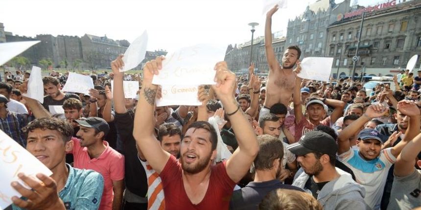 Izbjeglice i imigranti na željezničkom kolodvoru Keleti ulicama Budimpešte, Photo: Marko Jurinec/PIXSELL Izbjeglice i imigranti na željezničkom kolodvoru Keleti ulicama Budimpešte, Photo: Marko Jurinec/PIXSELL