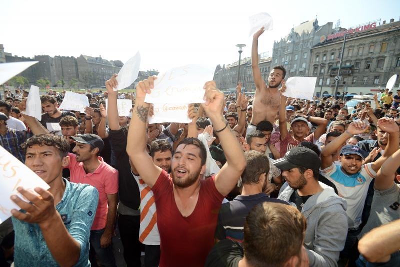 Izbjeglice i imigranti na željezničkom kolodvoru Keleti ulicama Budimpešte, Photo: Marko Jurinec/PIXSELL Izbjeglice i imigranti na željezničkom kolodvoru Keleti ulicama Budimpešte, Photo: Marko Jurinec/PIXSELL