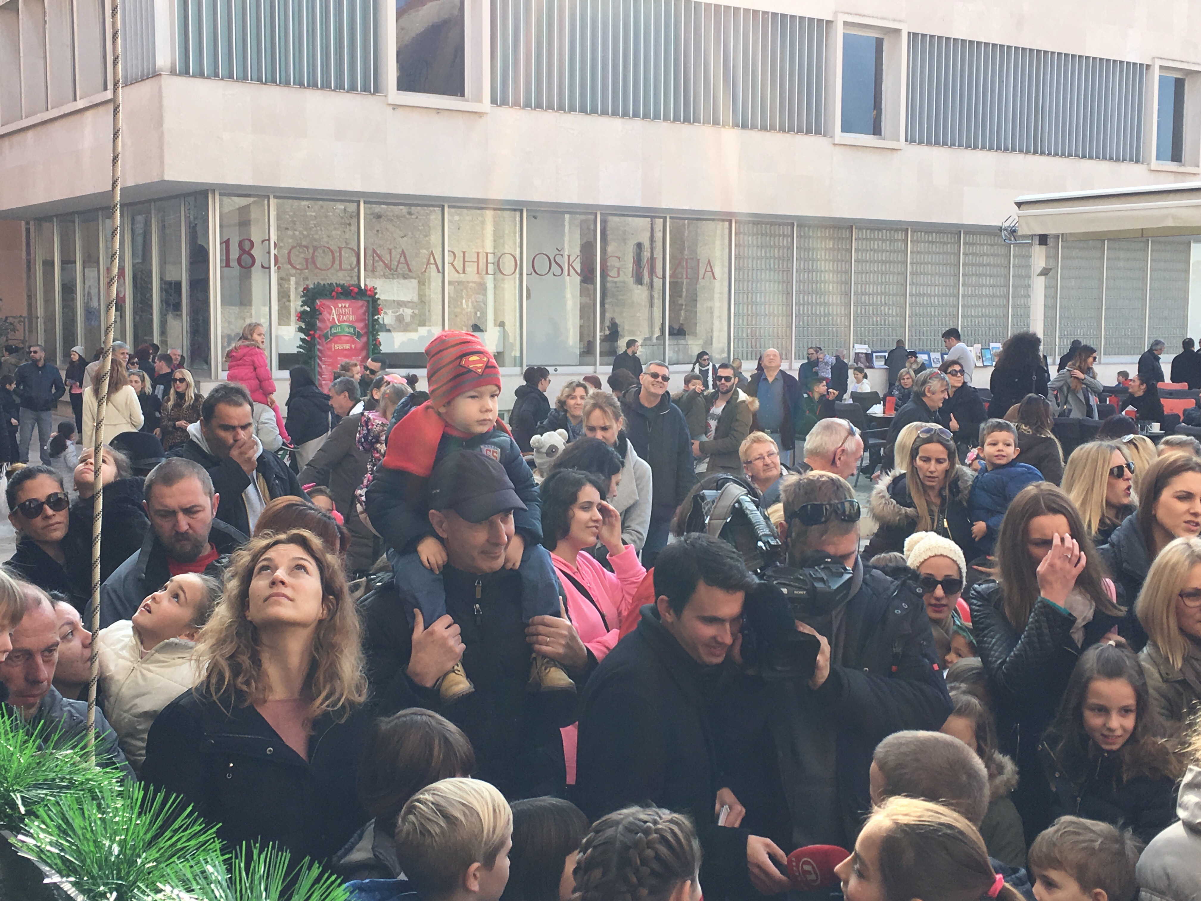 Spektakularno spuštanje Djeda Božićnjaka na Kalelargu Spektakularno spuštanje Djeda Božićnjaka na Kalelargu