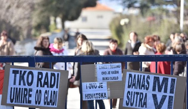 Zadar – Prosvjed radnica Adrie, koje su jutros blokirale ulaz u tvornicu stecajnom upravitelju. Adria, stecaj. Photo: Dino Stanin/PIXSELL