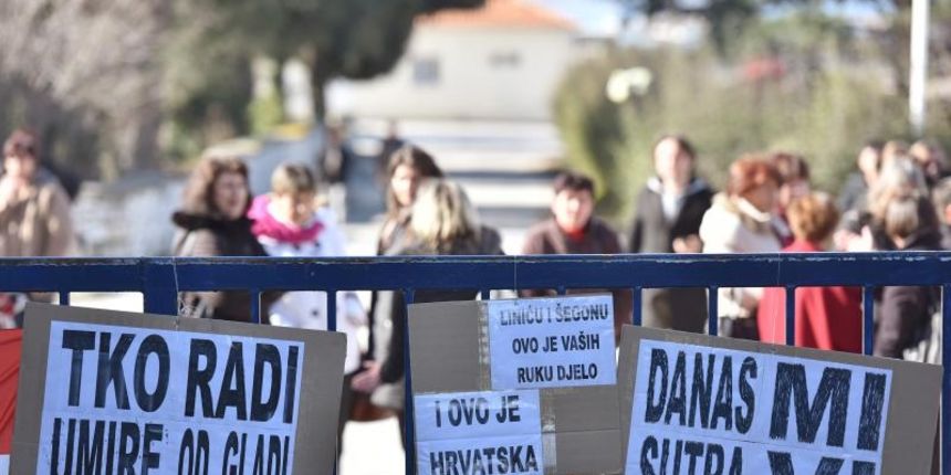 Zadar – Prosvjed radnica Adrie, koje su jutros blokirale ulaz u tvornicu stecajnom upravitelju. Adria, stecaj. Photo: Dino Stanin/PIXSELL