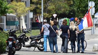 Nekoliko desetaka ljudi okupilo se ispred zgrade 2. Policijske postaje PU Zadarske kako bi dali podršku prosvjedu branitelja u Zagrebu.  Photo: Dino Stanin/PIXSELL
