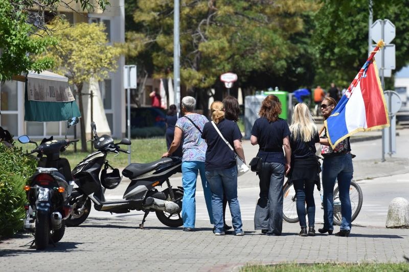 Nekoliko desetaka ljudi okupilo se ispred zgrade 2. Policijske postaje PU Zadarske kako bi dali podršku prosvjedu branitelja u Zagrebu.  Photo: Dino Stanin/PIXSELL