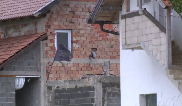Zastava ISIS-a istaknuta na kući kod Maglaja u BIH, foto: Print Screen/N1info