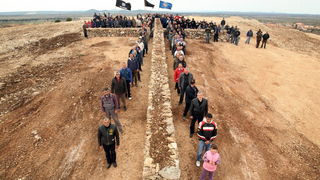 Skabrnja, 230313.
Na Razovljevoj glavici u Skabrnji, uz put koji ce prolaziti uokolo buducega Memorijalnog centra, jutros je izgradjen kriz u suhozidu. U gradnji kriza dimenzija 24 puta 15 metara, visine 80 centimetara te sirine jednog metra sudjelovalo j Skabrnja, 230313.
Na Razovljevoj glavici u Skabrnji, uz put koji ce prolaziti uokolo buducega Memorijalnog centra, jutros je izgradjen kriz u suhozidu. U gradnji kriza dimenzija 24 puta 15 metara, visine 80 centimetara te sirine jednog metra sudjelovalo j