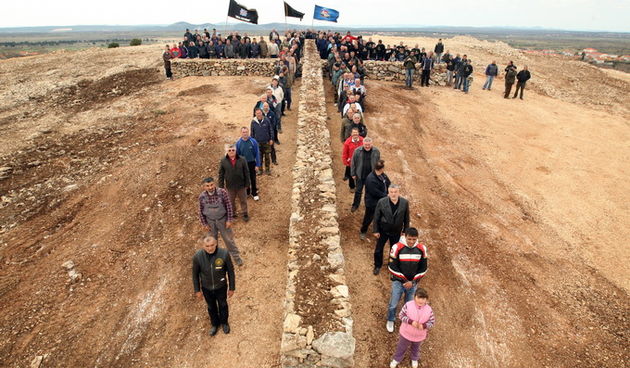 Skabrnja, 230313.
Na Razovljevoj glavici u Skabrnji, uz put koji ce prolaziti uokolo buducega Memorijalnog centra, jutros je izgradjen kriz u suhozidu. U gradnji kriza dimenzija 24 puta 15 metara, visine 80 centimetara te sirine jednog metra sudjelovalo j