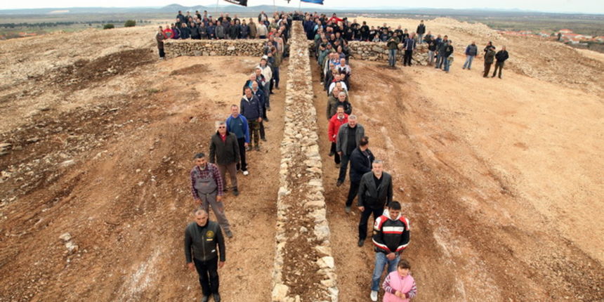 Skabrnja, 230313.
Na Razovljevoj glavici u Skabrnji, uz put koji ce prolaziti uokolo buducega Memorijalnog centra, jutros je izgradjen kriz u suhozidu. U gradnji kriza dimenzija 24 puta 15 metara, visine 80 centimetara te sirine jednog metra sudjelovalo j Skabrnja, 230313.
Na Razovljevoj glavici u Skabrnji, uz put koji ce prolaziti uokolo buducega Memorijalnog centra, jutros je izgradjen kriz u suhozidu. U gradnji kriza dimenzija 24 puta 15 metara, visine 80 centimetara te sirine jednog metra sudjelovalo j