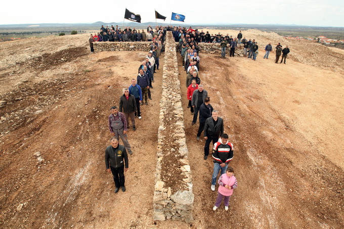Skabrnja, 230313.
Na Razovljevoj glavici u Skabrnji, uz put koji ce prolaziti uokolo buducega Memorijalnog centra, jutros je izgradjen kriz u suhozidu. U gradnji kriza dimenzija 24 puta 15 metara, visine 80 centimetara te sirine jednog metra sudjelovalo j Skabrnja, 230313.
Na Razovljevoj glavici u Skabrnji, uz put koji ce prolaziti uokolo buducega Memorijalnog centra, jutros je izgradjen kriz u suhozidu. U gradnji kriza dimenzija 24 puta 15 metara, visine 80 centimetara te sirine jednog metra sudjelovalo j