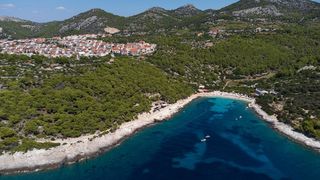 Spektakularan pogled iz zraka na uvalu i otočić Pokonji Dol kod Hvara