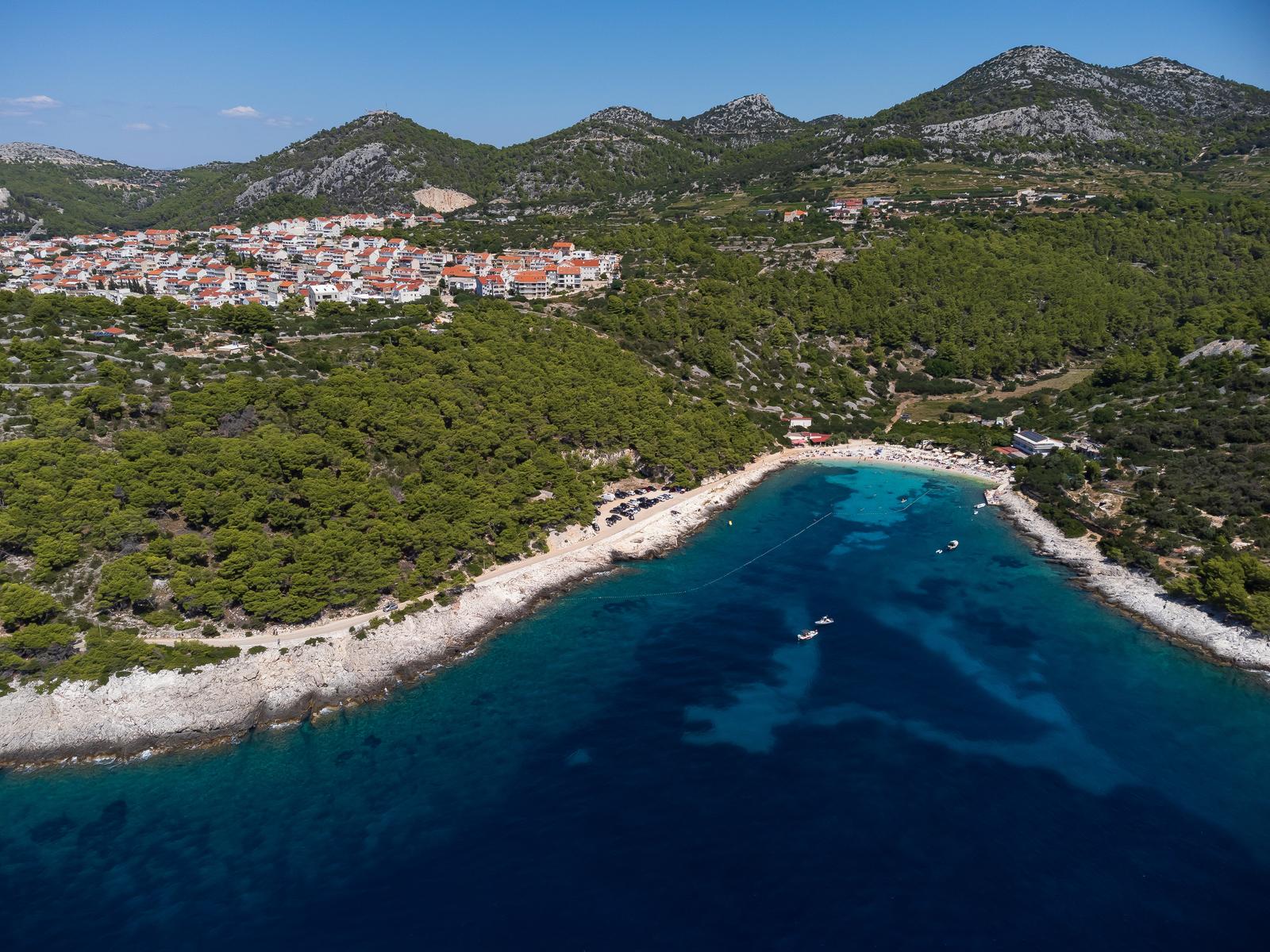 Spektakularan pogled iz zraka na uvalu i otočić Pokonji Dol kod Hvara