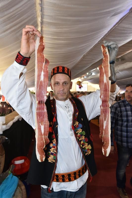 Drniški pršut u lovu na Guinnessovu knjigu rekorda. Photo: Duško Marušić/Pixsell Drniški pršut u lovu na Guinnessovu knjigu rekorda. Photo: Duško Marušić/Pixsell