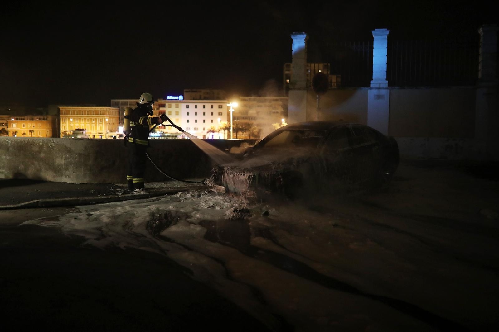 U Zadru plamen progutao BMW