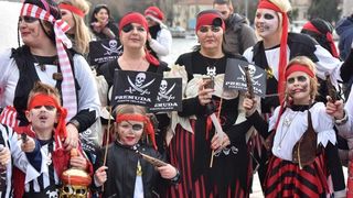 Karnevalska povorka krenula je s Branimirove obale prema Poluotoku. Photo: Dino Stanin/PIXSELL