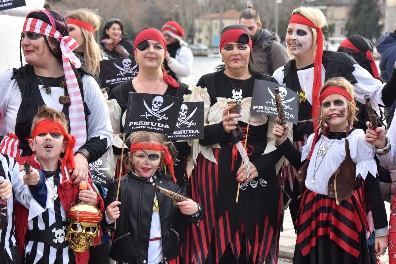 Karnevalska povorka krenula je s Branimirove obale prema Poluotoku. Photo: Dino Stanin/PIXSELL