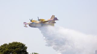 Vatrogasci i kanaderi lokalizirali požar u blizini gradskog deponija Vatrogasci i kanaderi lokalizirali požar u blizini gradskog deponija