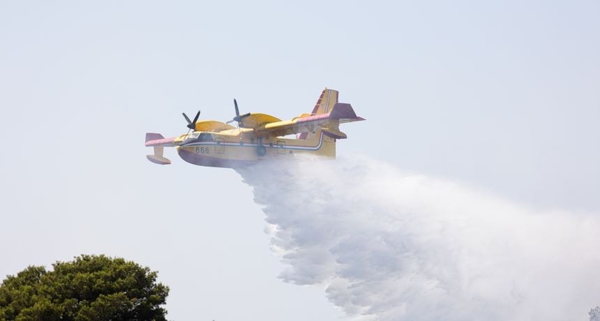 Vatrogasci i kanaderi lokalizirali požar u blizini gradskog deponija