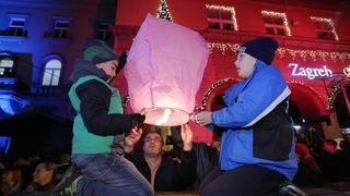 Na tržnici Dolac održan je peti performans Kapulica & Lampioni.  Foto: PIXSELL