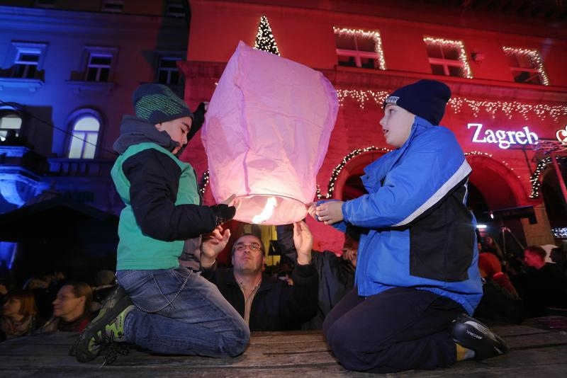 Na tržnici Dolac održan je peti performans Kapulica & Lampioni.  Foto: PIXSELL