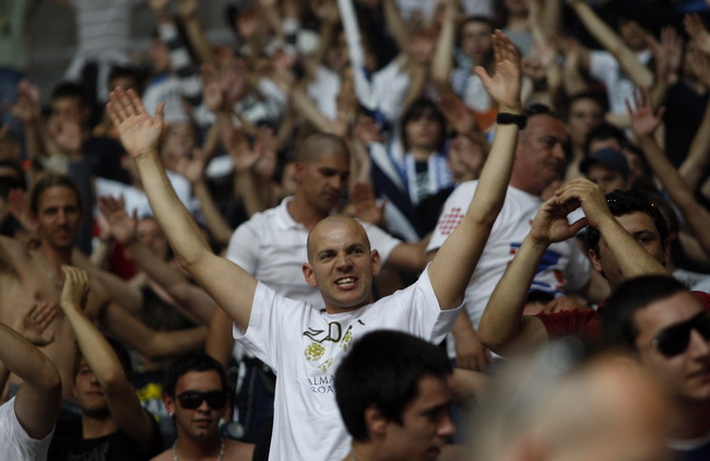 Zadar, 010610.
Dvorana Kresimir Cosic u Zadru. Druga finalna utakmica kosarkaskog prvenstva Hrvatske odigrana izmedju KK Zadar i KK Cibona.
Na slici: Slavlje navijaca Zadra.
Foto: Jure Miskovic / CROPIX Zadar, 010610.
Dvorana Kresimir Cosic u Zadru. Druga finalna utakmica kosarkaskog prvenstva Hrvatske odigrana izmedju KK Zadar i KK Cibona.
Na slici: Slavlje navijaca Zadra.
Foto: Jure Miskovic / CROPIX