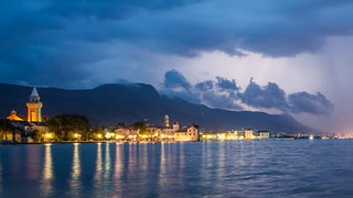 Kastela, 130912.
Prodorom hladnog zraka te formiranjem ciklone koju je Crometeo Tim nazvao “Dujomir” u ranim jutarnjim satima Splitsku okolicu je zahvatilo jako grmljavinsko nevrijeme, dok je u Rijeci palo preko 220 litara kise po cetvornom metru u samo Kastela, 130912.
Prodorom hladnog zraka te formiranjem ciklone koju je Crometeo Tim nazvao “Dujomir” u ranim jutarnjim satima Splitsku okolicu je zahvatilo jako grmljavinsko nevrijeme, dok je u Rijeci palo preko 220 litara kise po cetvornom metru u samo