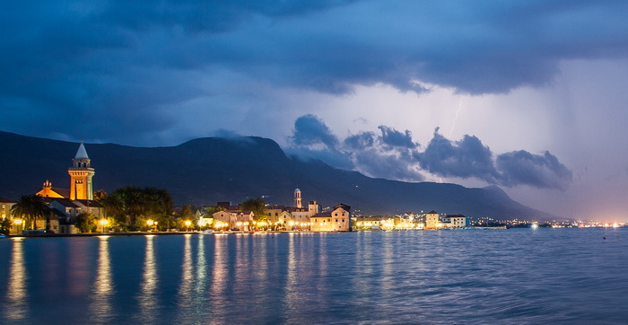 Kastela, 130912.
Prodorom hladnog zraka te formiranjem ciklone koju je Crometeo Tim nazvao “Dujomir” u ranim jutarnjim satima Splitsku okolicu je zahvatilo jako grmljavinsko nevrijeme, dok je u Rijeci palo preko 220 litara kise po cetvornom metru u samo Kastela, 130912.
Prodorom hladnog zraka te formiranjem ciklone koju je Crometeo Tim nazvao “Dujomir” u ranim jutarnjim satima Splitsku okolicu je zahvatilo jako grmljavinsko nevrijeme, dok je u Rijeci palo preko 220 litara kise po cetvornom metru u samo