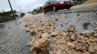 Zadar, 121012. 
Jaka kisa koja od sinoc pada na zadarskom podrucju stvorila je velike probleme u prometu. Najvise problema bilo je kod vec poznatih kriticnih mjesta u gradu: na Relji,kod Veslackog,na Branimiru.
Na fotografiji: kisa je na Bilom Brigu nasul