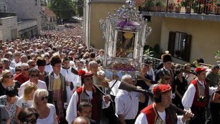 Slika Čudotvorne Gospe Sinjske u svečanoj procesiji ulicama Sinja, Foto: Tino Jurić/PIXSELL