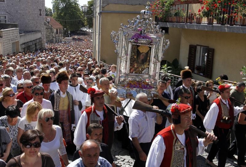 Slika Čudotvorne Gospe Sinjske u svečanoj procesiji ulicama Sinja, Foto: Tino Jurić/PIXSELL