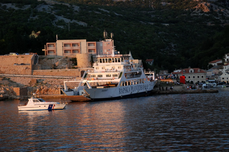 Jablanac, 170811.
U pomorskoj havariji trajekt Rapske plovidbe “Barbat” oko 18 sati, prilikom pristajanja u luku Jablanac ostao je bez pogona i udario u rivu koja je ujedno i mjesna plaza. Ozlijedjeno je sedam osoba. Ocevid je u tijeku.
Foto: Goran Novotn